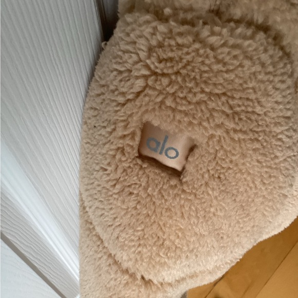 Alo Sherpa Snow Angel puffer (FINALPRICEDROP ) - Picture 9 of 11